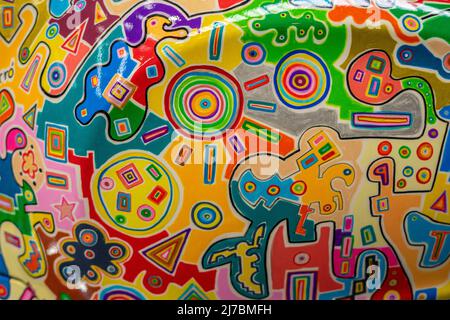 Trama di disegni multicolore fatti a mano su una superficie metallica con vernice Foto Stock