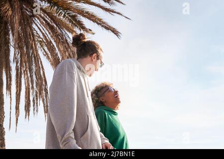 la coppia ride e si diverte a passeggiando Foto Stock