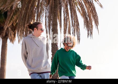 coppia ballare e divertirsi mentre passeggi Foto Stock