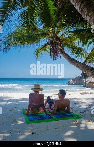 Anse Patates Beach, la Digue Island, Seyshelles, Drone vista aerea di la Digue Seychelles vista occhio di uccello.di isola tropicale. coppia matura uomini e donne in vacanza alle Seychelles Foto Stock