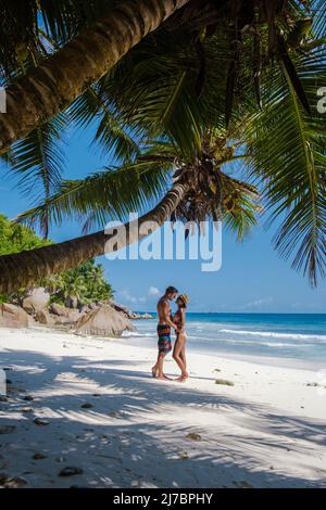 Anse Patates Beach, la Digue Island, Seyshelles, Drone vista aerea di la Digue Seychelles vista occhio di uccello.di isola tropicale. coppia matura uomini e donne in vacanza alle Seychelles Foto Stock