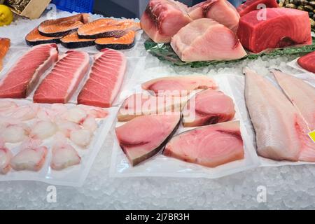 Filetto di salmone e tonno in vendita al mercato del pesce Foto Stock