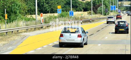 Area di rifugio di emergenza giallo del Regno Unito e scalo telefonico su M25 Smart autostrada dove regolare spalla dura diventa una corsia di traffico extra rischioso per il guasto Foto Stock