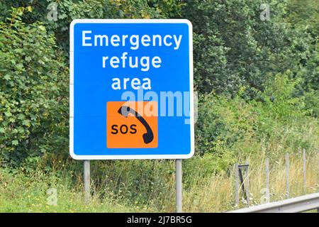 Primo piano del cartello stradale blu accanto controverso no hard spalla Smart M25 autostrada mezzo miglio prima SOS telefono emergenza rifugio area layby Inghilterra UK Foto Stock