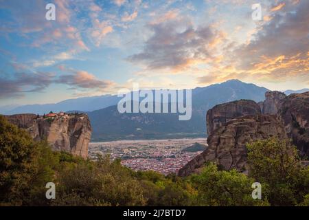 Monasteri di Meteora, Grecia Kalambaka. Colorato paesaggio estivo. Monastero di Santo Stefano Iera Moni Agiou Stefanou Foto Stock