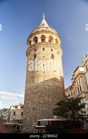 Istanbul, Turchia - 2 maggio 2021: Vista della Torre Galata attraverso la strada. Foto Stock