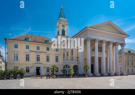 Chiesa protestante della città, torre con angelo di pace, Weinbrenner casa e piazza del mercato a Karlsruhe. Baden-Wuerttemberg, Germania, Europa Foto Stock