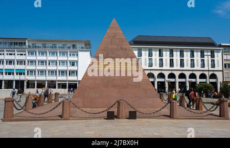 Piramide sulla piazza del mercato a Karlsruhe (tomba del margravio Carl Wilhelm). Baden-Wuerttemberg, Germania, Europa Foto Stock