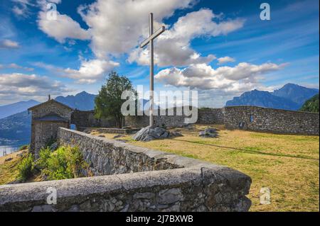 Veduta del castello del Castel Unnamed, Rocca dell'innominato, tra meravigliosi paesaggi sul Lago di Como, Lecco, Italia Foto Stock