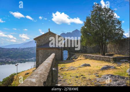 Veduta del castello del Castel Unnamed, Rocca dell'innominato, tra meravigliosi paesaggi sul Lago di Como, Lecco, Italia Foto Stock