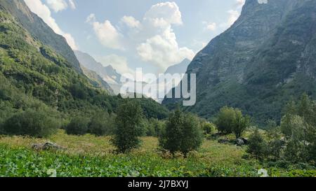 Vista estiva dei Monti Dombay e viaggi nella valle in Russia Foto Stock