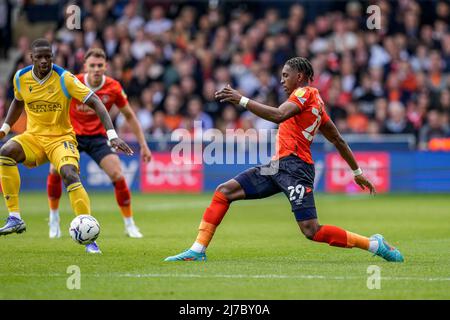 Amari’i Bell (29) di Luton Town (a destra) durante la partita Sky Bet Championship tra Luton Town e Reading a Kenilworth Road, Luton, Inghilterra, il 7 maggio 2022. Foto di David Horn. Foto Stock