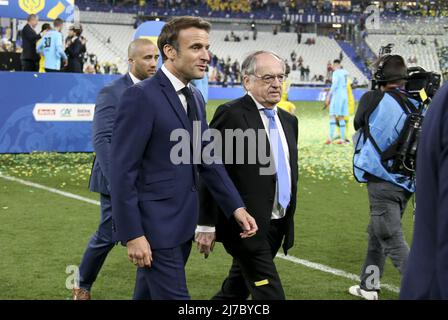 Presidente della Francia Emmanuel Macron, Presidente della Federazione Football francese FFF Noel le graet durante la cerimonia del trofeo a seguito della partita di calcio finale della Coppa di Francia tra OGC Nice (OGCN) e FC Nantes (FCN) il 7 maggio 2022 a Stade de France a Saint-Denis, nei pressi di Parigi, Francia - Foto: Jean Catuffe/DPPI/LiveMedia Foto Stock