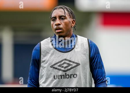 Amari’i Bell (29) di Luton Town si scalda davanti alla partita del Campionato Sky Bet tra Luton Town e Reading a Kenilworth Road, Luton, Inghilterra, il 7 maggio 2022. Foto di David Horn. Foto Stock