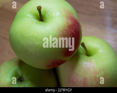 Un mazzo di succose mele rosse, un primo colpo. Frutta matura. Foto Stock