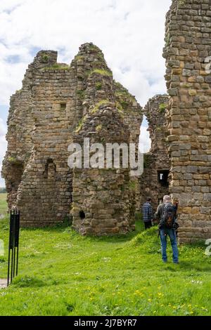 I visitatori possono esplorare il Castello di Thirlwall, vicino a Walltown, Northumberland, Regno Unito, nel Northumberland National Park. Foto Stock