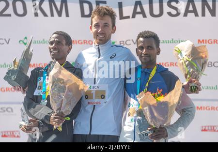 Losanna, Svizzera, 8th maggio 2022: Le Poduim du 20 km di Losanna 20022 uomini, John Kipkorir Mutai di Francia secondo di gara (L), Xavier Chervrier d'Italia, Vincitore (M) e Gadisa Shumie Birhanu di Etiopia, 3rd durante i 20 km di Losanna 2022. Credit: Eric Dubost/Alamy Live News. Foto Stock