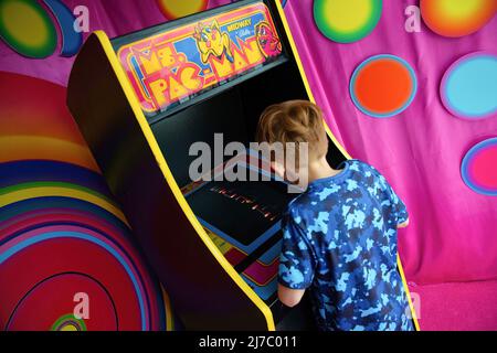 Ragazzo gioca giochi arcade al festival. Il SICK Festival arriva ad Harpurhey. Il SICK Festival aiuta le persone ad affrontare le complessità della salute fisica e mentale. SICK Festival trova modi per mostrare tutte le sfide in modi diversi per consentire alle persone di capirle più facilmente. (Foto di Jake Lindley / SOPA Images/Sipa USA) Foto Stock