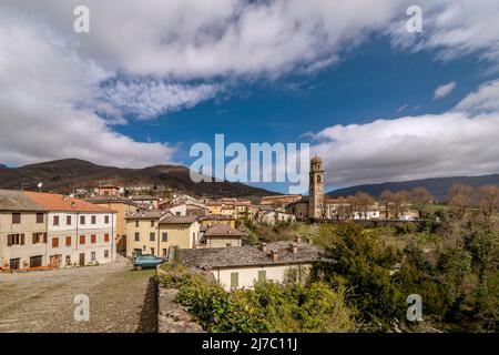 Vista panoramica sul centro storico di Bardi, Parma, Italia Foto Stock