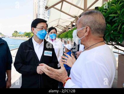 Hong Kong. 08th maggio 2022. John Lee comunica con un pescatore a Hong Kong, Cina meridionale, 3 maggio 2022. John Lee è stato eletto come amministratore delegato di sesto mandato della Regione amministrativa Speciale di Hong Kong (HKSAR) domenica. (Xinhua) Credit: Xinhua/Alamy Live News Foto Stock