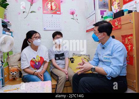 Hong Kong. 08th maggio 2022. John Lee comunica con i cittadini di Hong Kong, Cina meridionale, 24 aprile 2022. John Lee è stato eletto come amministratore delegato di sesto mandato della Regione amministrativa Speciale di Hong Kong (HKSAR) domenica. (Xinhua) Credit: Xinhua/Alamy Live News Foto Stock