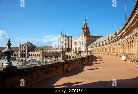 Un'ampia vista sulla Plaza de Espana, che mostra i padiglioni e la terrazza, a Siviglia, Spagna. Aprile 2022 Foto Stock