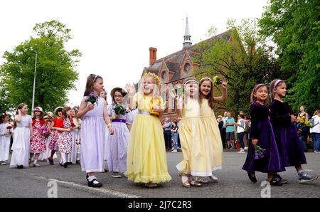 I bambini partecipano alla processione del Royal May Day per le strade di Knutsford, Cheshire. Data foto: Sabato 7 maggio 2022. Foto Stock