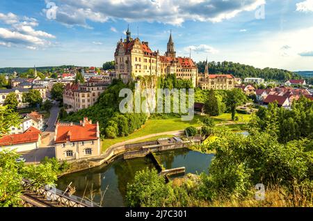 Skyline di Sigmaringen, Baden-Wurttemberg, Germania, Europa. Vista del castello di Hohenzollern sul Danubio, punto di riferimento di Schwarzwald. Paesaggio con gotica m Foto Stock