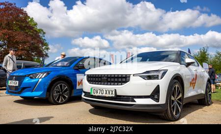 Peugeot e-208 GG & Polestar 2 Pilot Plus EV AWD, in mostra all'evento EV Live tenutosi a Blenheim Palace il 7th maggio 2022 Foto Stock