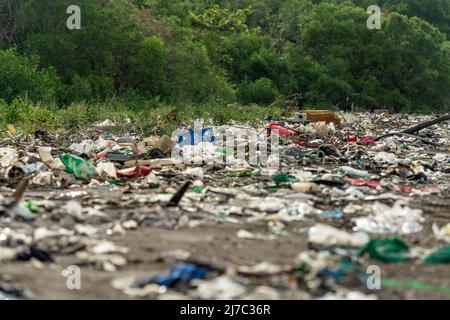 Ocean dumping - inquinamento totale su una spiaggia del pacifico tropicale, Panama, America Centrale - foto di scorta Foto Stock