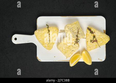 Vista dall'alto della polpata di pesce surgelato semilavorato in breading per una cottura rapida Foto Stock