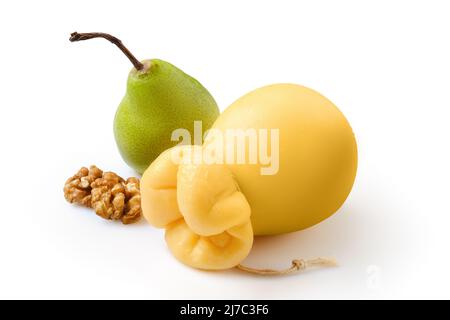 Caciocavallo tirato o scamorzza formaggio giallo italiano con pera e noce isolato su sfondo bianco Foto Stock