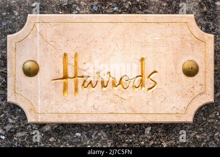 Londra, Regno Unito - 17 Aprile 2022: Harrods Plaque con scritta in oro, all'ingresso dell'esclusivo grande magazzino di Knightsbridge, Londra, Regno Unito. Founde Foto Stock