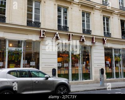 Le finestre anteriori di Eataly, un centro gastronomico italiano situato nel Marais, Parigi, Francia. Foto Stock