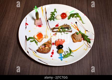 Tartine con caviale rosso salmone su sfondo di legno Foto Stock