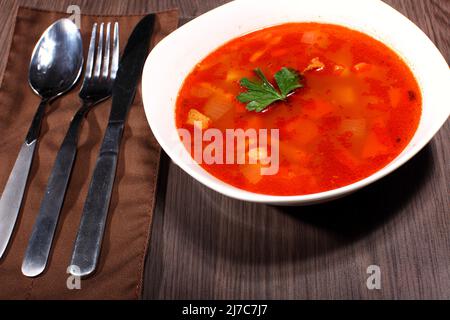 Tradizionale Russo Ucraino borscht vegetale sul vecchio sfondo di legno Foto Stock