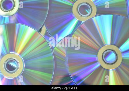 CD o DVD con riflessi luminosi colorati su Surface in sfondo bianco Foto Stock