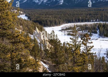 Hoodoos Viewpoint, Banff National Park bellissimo paesaggio. Vista panoramica sulla foresta di Mount Rundle Valley e sul fiume Bow ghiacciato in inverno. Montagne Rocciose canadesi. Foto Stock