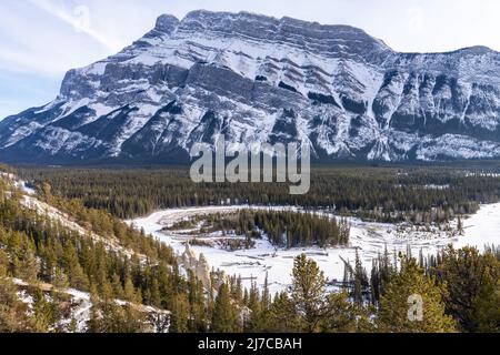 Parco Nazionale di Banff bellissimo paesaggio. Vista panoramica sulla foresta di Mount Rundle Valley e sul fiume Bow ghiacciato in inverno. Punto panoramico di Hoodoos, Canadian Rockies. Foto Stock