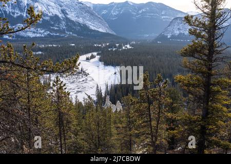 Hoodoos Viewpoint, Banff National Park bellissimo paesaggio. Vista panoramica sulla foresta di Mount Rundle Valley e sul fiume Bow ghiacciato in inverno. Montagne Rocciose canadesi. Foto Stock