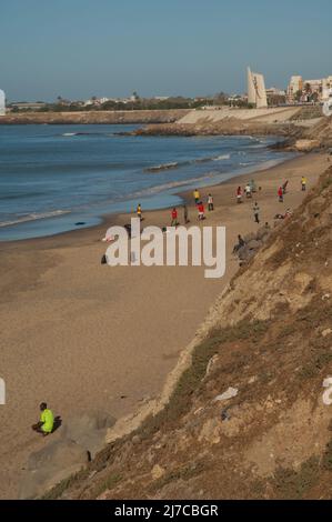 Dakar, 7 gennaio 2009: Black People giocando a calcio sulla spiaggia. Dakar. Senegal. Foto Stock