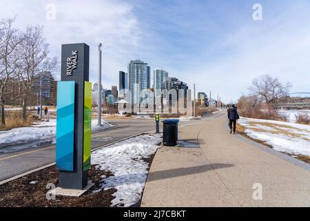 Calgary, AB, Canada - Marzo 14 2022 : percorso di passeggiata sul fiume Bow durante l'inverno. Foto Stock