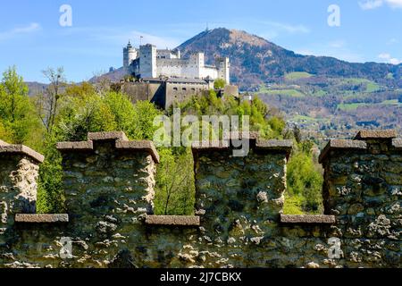 Veduta della Fortezza Hohensalzburg da Mönchsberg, Salisburgo, Austria. Foto Stock