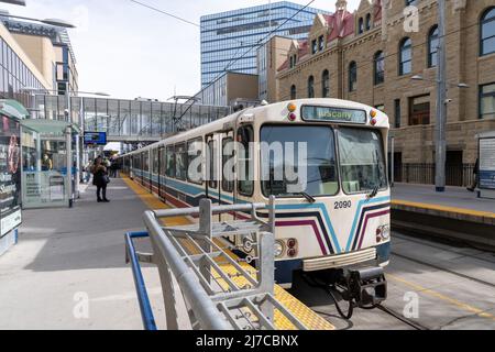 Calgary, AB, Canada - Marzo 14 2022 : fermata del treno CTrain presso la stazione del Municipio. Centro di Calgary. Foto Stock