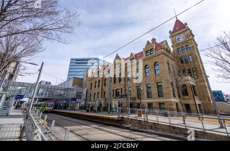 Calgary, AB, Canada - Marzo 14 2022 : fermata del treno CTrain presso la stazione del Municipio. Centro di Calgary. Foto Stock