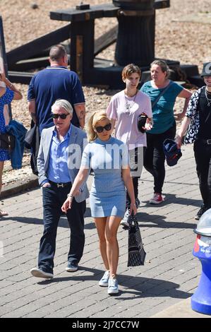 Brighton UK 8th May 2022 - i visitatori godono di una calda giornata di sole sulla spiaggia di Brighton e sul lungomare, come si prevede che le temperature raggiungano oltre 20 gradi in alcune parti del Regno Unito: Credit Simon Dack / Alamy Live News Foto Stock