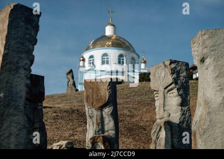 Sculture neo-pagane di fronte alla chiesa nel centro del villaggio di Busha, Vinnytsia Oblast, Ucraina Foto Stock