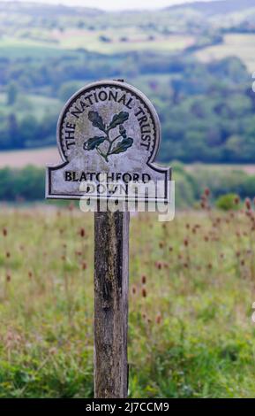 Vista del cartello con il nome del National Trust a Blatchford Down sulla North Downs Way, Abinger Hammer nella Surrey Hills Area of Outstanding Natural Beauty Foto Stock