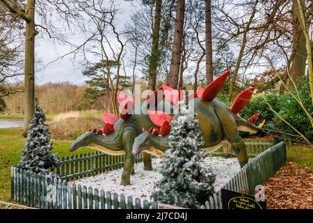 Modelli di un periodo jurassico Stegosaurus, un dinosauro erbivoro, all'annuale evento di intrattenimento per famiglie Snowsaurus al Painshill Park, Cobham, Surrey Foto Stock