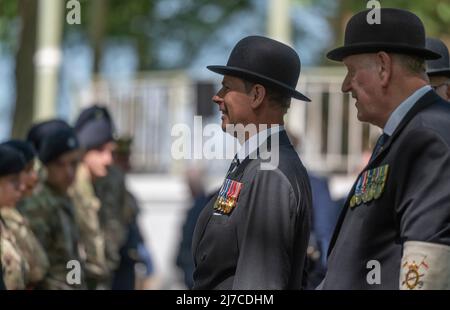 Hyde Park, Londra, Regno Unito. 8 maggio 2022. Associazione combinata Cavalry Old Comrades Association 98th Parata annuale e Servizio si svolge a Hyde Park con S.A.R. il Principe Edoardo Conte di Wessex, KG, GCVO, CD, ADC, Royal Honorary Colonel il Royal Wessex Yeomanry prendendo il saluto al Cavalry Memorial adiacente al Bandstand. In questo spettacolo unico britannico, i membri sfilano in tradizionale "vestito da passeggio" di cappelli bowler, abiti, cravatte reggimentali e portando ombrelloni a pelliccia. Credit: Malcolm Park/Alamy Live News. Foto Stock